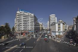 Image du Maroc Professionnelle de  Dans les années 50 apparaît le nouveau quartier d’affaire de Sidi Belyout, construit dans un style jusque-là inconnu. Son exécution était prévue par un plan d’ensemble d’Ecochard, approuvé en 1952. L’avenue des F.A.R., au centre, représente l’une des plus grandes réussites de ce projet. Bordée d’une suite de hauts immeubles d’un aspect très agréable et bien entretenus, elle bénéficie également d’un élargissement spatial considérable, dû à l’originalité architecturale de ses constructions en biais (la rangée du milieu), Lundi 6 Juillet 2009. A droite la rue de l'horloge et enfin à gauche le boulevard Félix Houphouët-Boigny. (Photo / Abdeljalil Bounhar) 